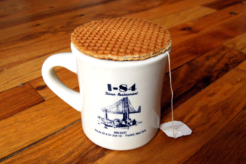 how to eat a stroopwafel